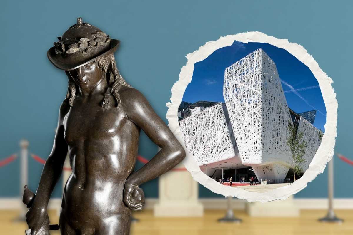 Il David di Donatello con accanto il Padiglione Italia Expo 2015 su sfocato di un museo